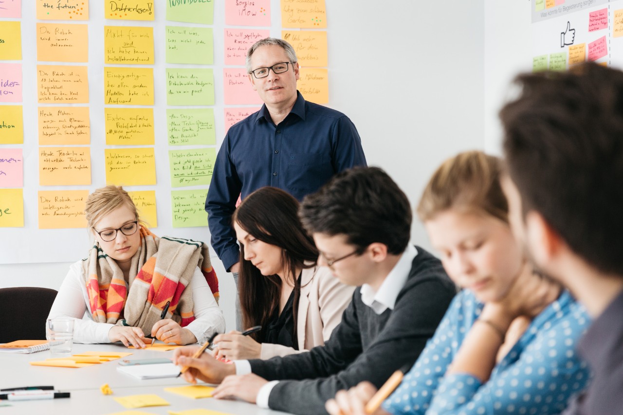 Mitarbeitende beim Brainstorming