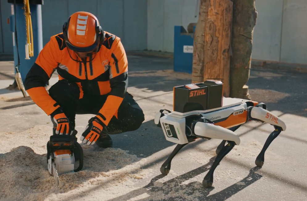 Mann arbeitet zusammen mit Spot
