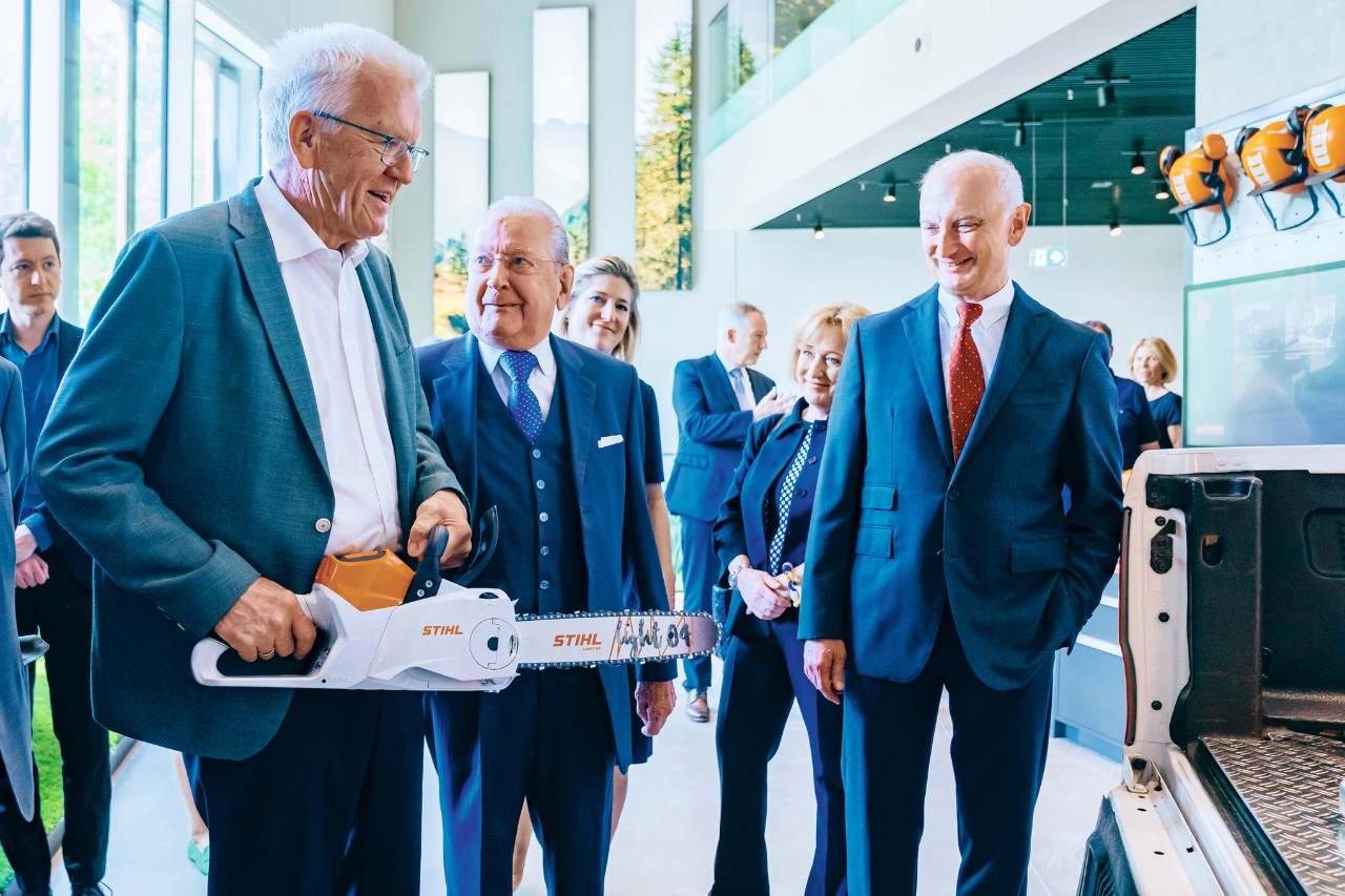STIHL Vorstand steht vor einem Messestand