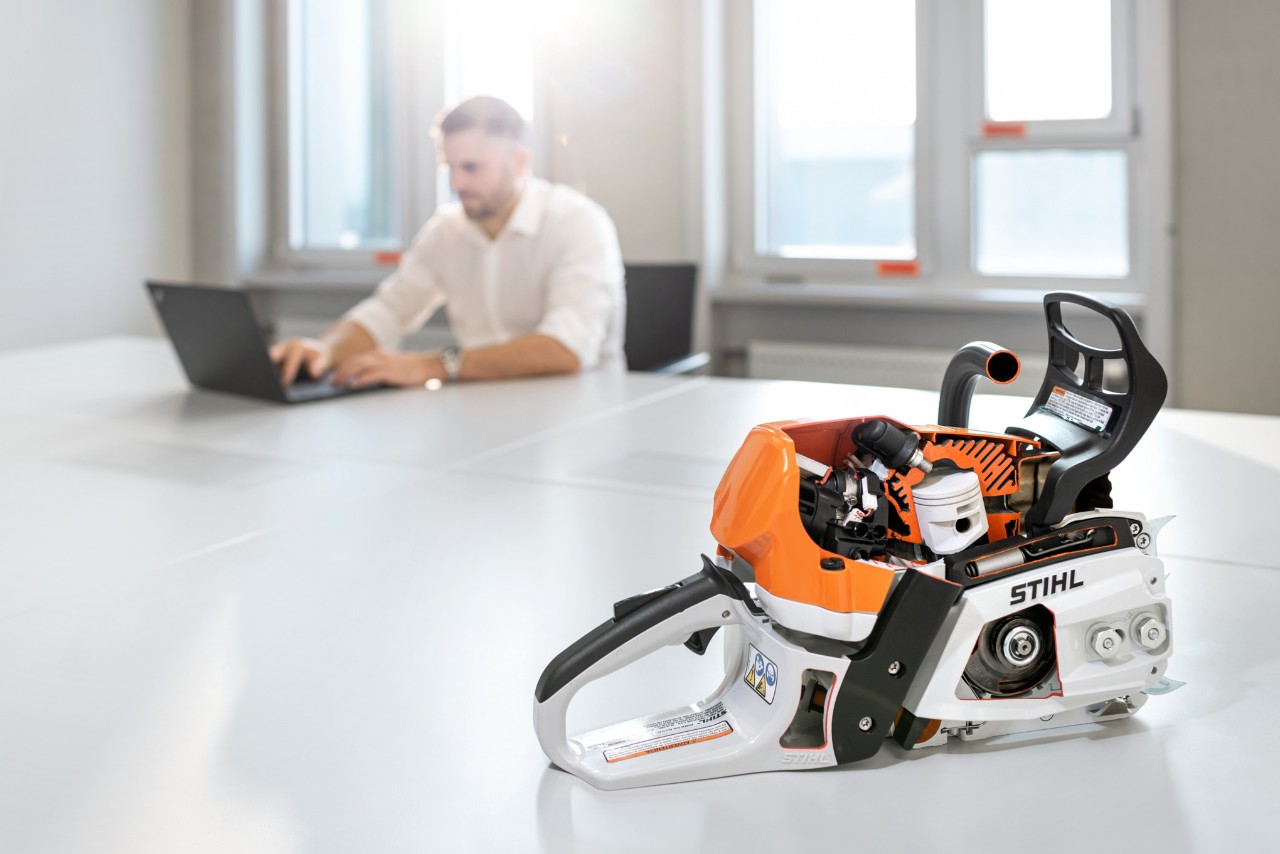 STIHL Vorstand steht vor einem Messestand