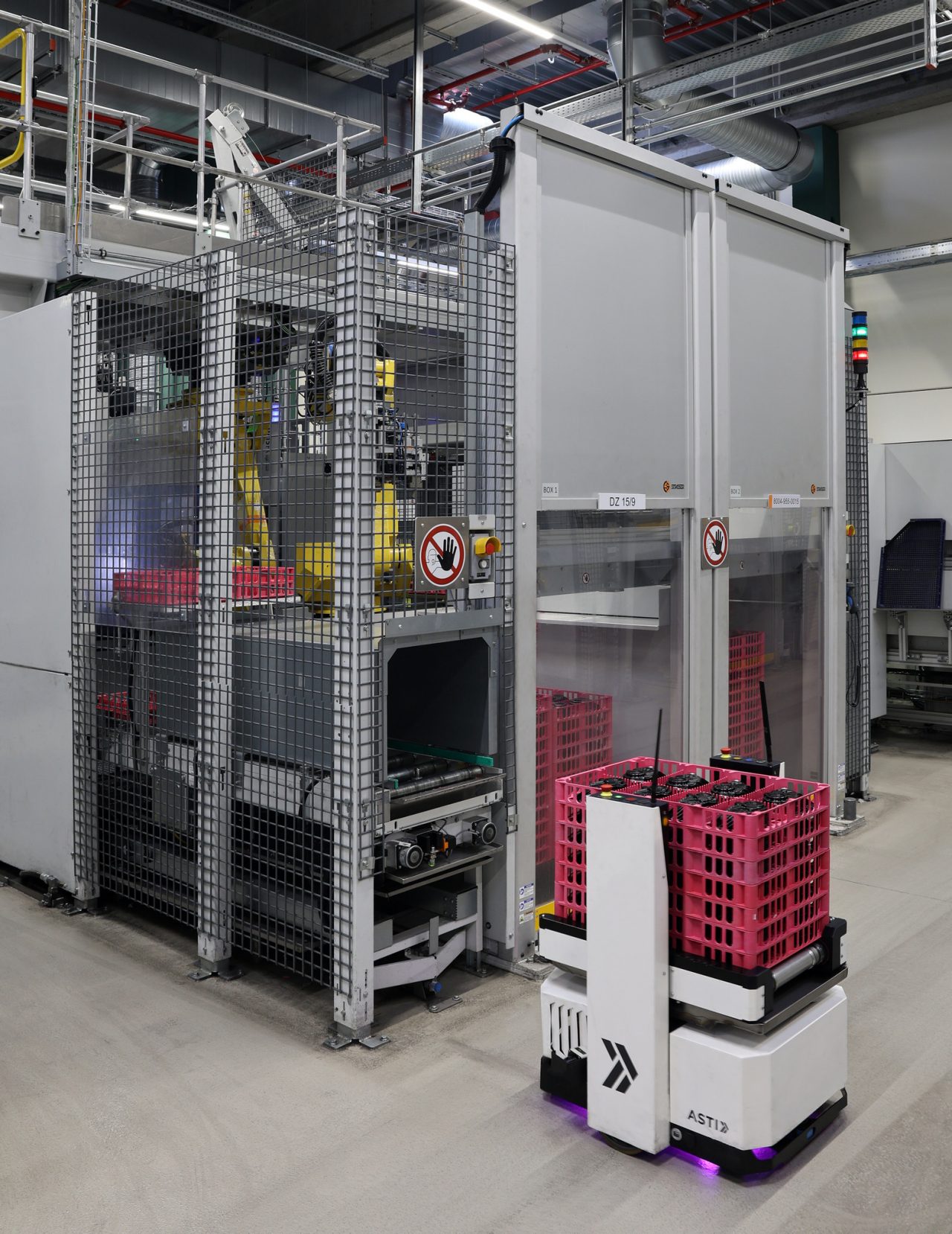 Roboterzelle für die mechanische Bearbeitung von Bauteilen mir fahrerlosen Transportsystem