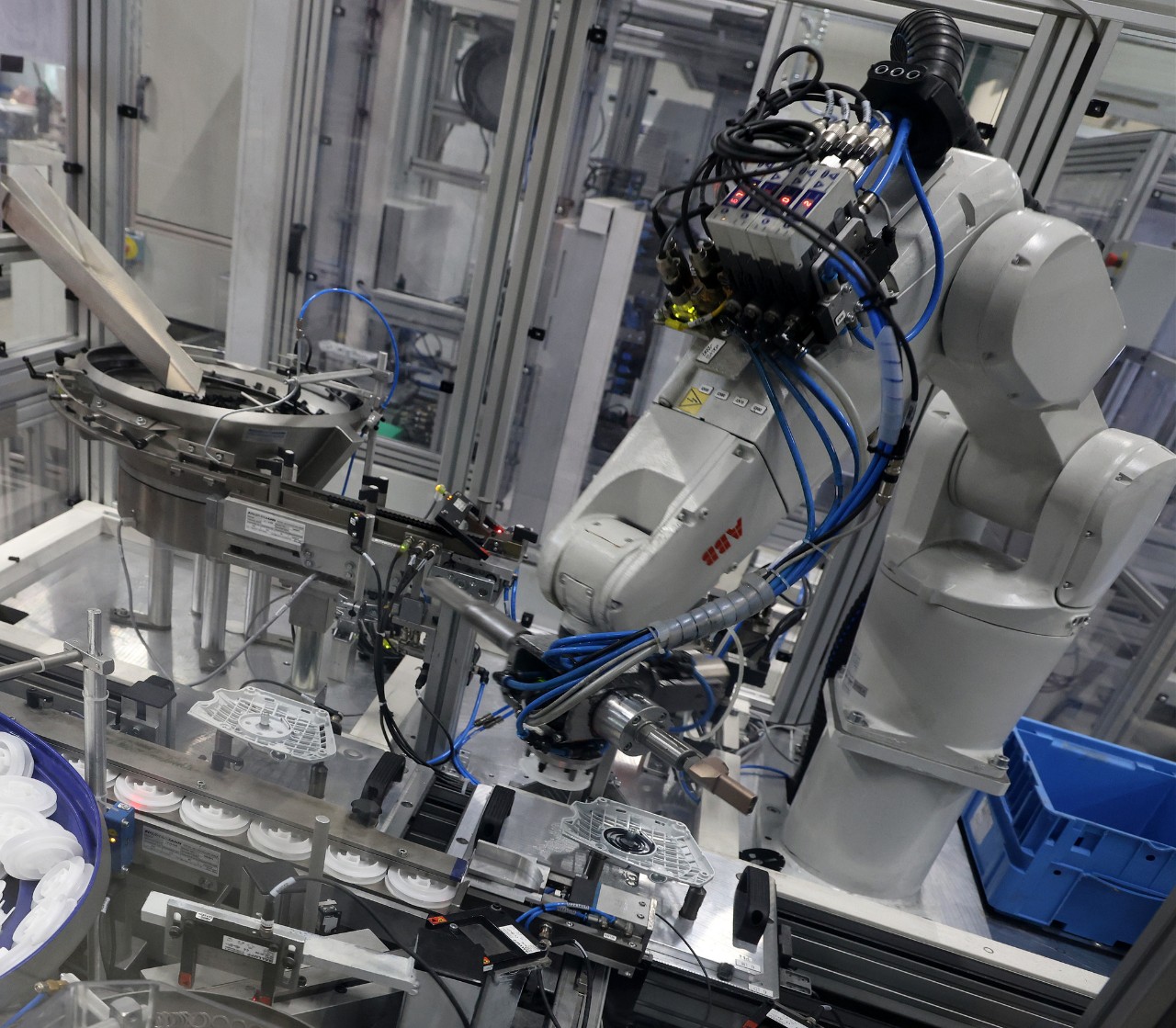 In der Montagezelle werden Baugruppen via Automation einbaufertig montiert