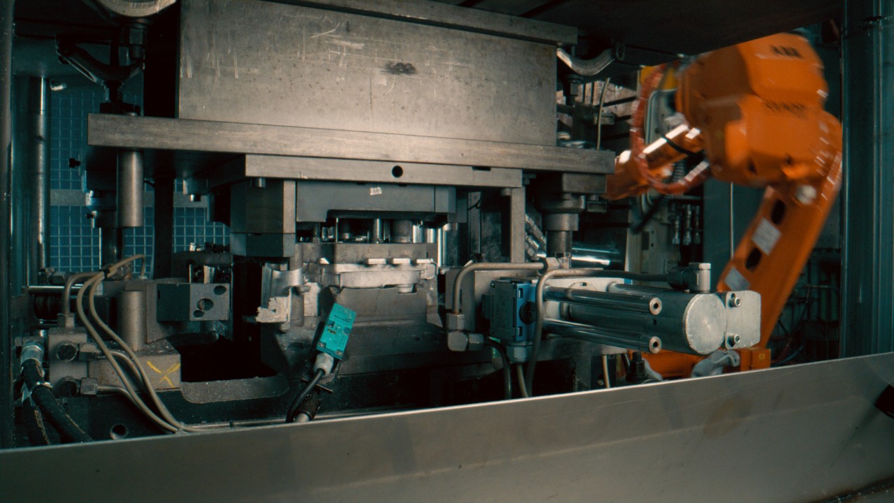 Beim Druckgussprozess wird das Magnesium in die Form geschossen